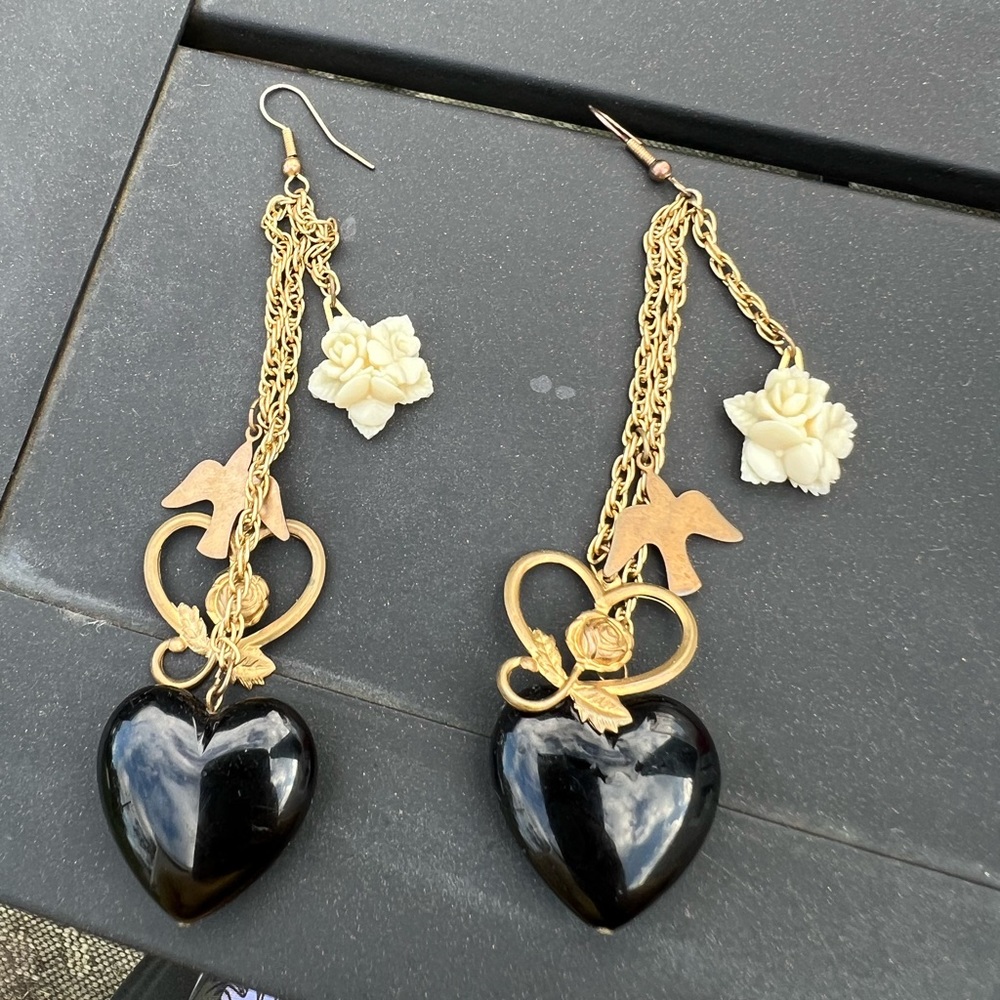 Retro gold chain earrings with black heart and white flower